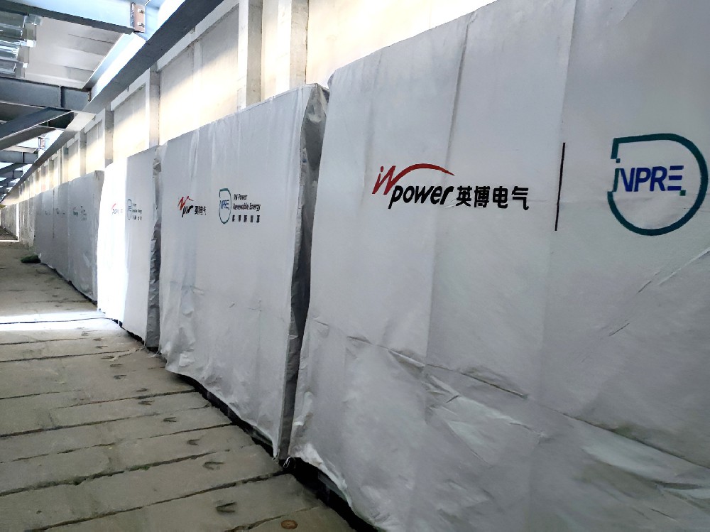 英博新能源助力吉林大安风光制氢合成氨一体化项目，12台PEM电解水制氢电源产品在项目现场“整装待发”。